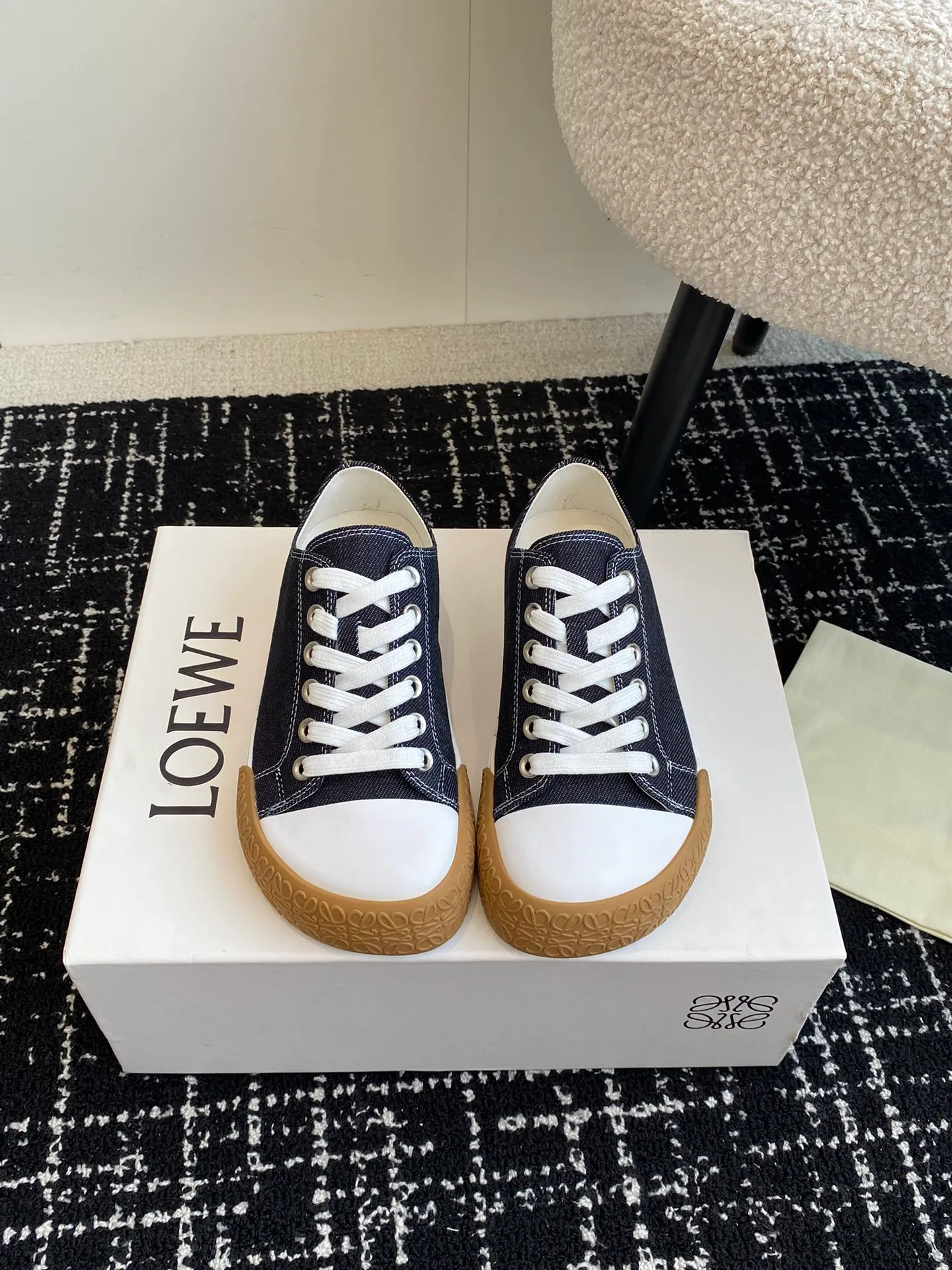 👟👟Ex-factory price 560👟👟 LOEWE 24ss new autumn and winter Terra Vulca lace-up sports shoes, large-toe vulcanized shoes, with vulcanized rubber soles and asymmetrical thick toes, wide last style, decorated with LOEWE logo label on the quarter *Anagram embossed outsole and upper high ZP customization, original material, imported canvas, outsole: ZP mold custom vulcanized outsole Insole: ZP customized insole Size: #35-41 (40 41 customized, non-returnable)